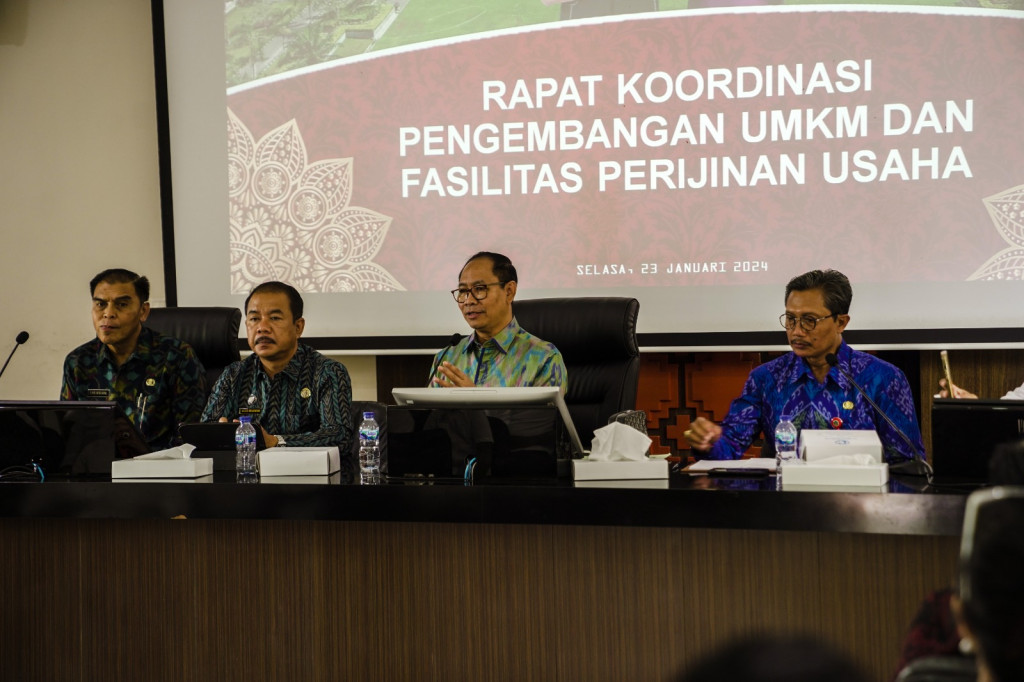 Bahas Pengembangan UMKM dan Fasilitas Perizinan Usaha, Wabup Suiasa Hadiri Rakor Kadin